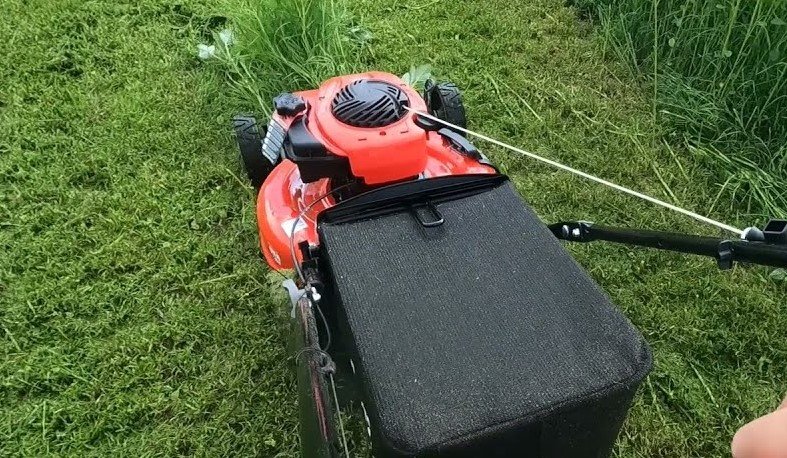 How to Use a Gas Lawn Mower