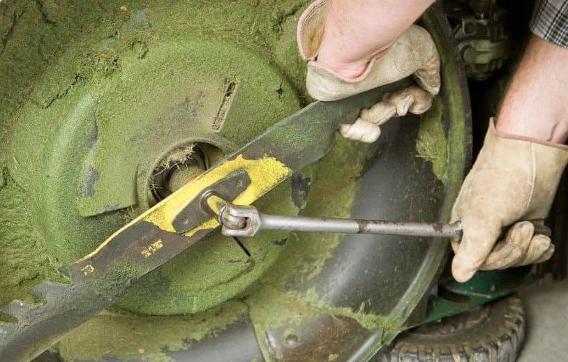 how to tighten lawn mower blades