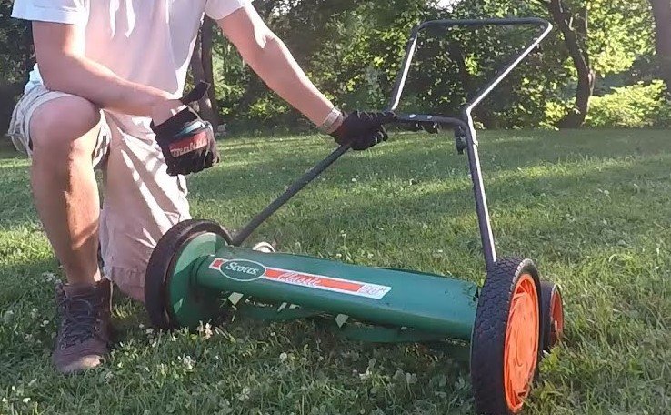how to use manual lawn mower